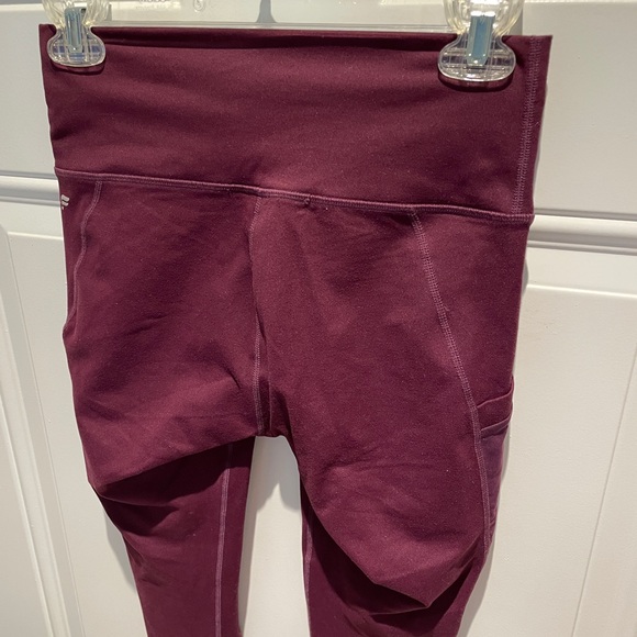 Fabletics On-The-Go PowerHold High-Waisted Capri Leggings Small Maroon Pockets - Picture 11 of 15